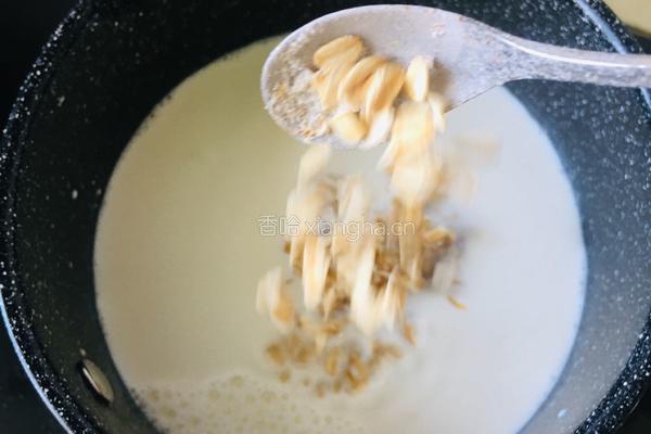牛奶香蕉煮麦片的做法图解3
