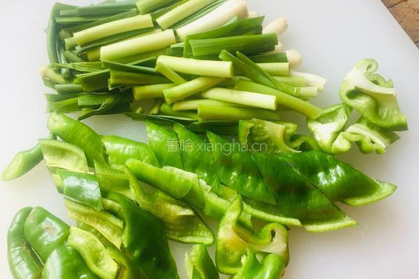 青椒蒜苗炒腊鸭的做法图解1