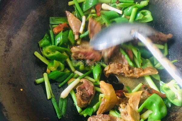 青椒蒜苗炒腊鸭的做法图解7