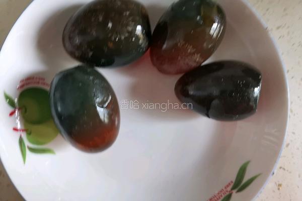 高颜值凉菜黄瓜拌皮蛋的做法图解2