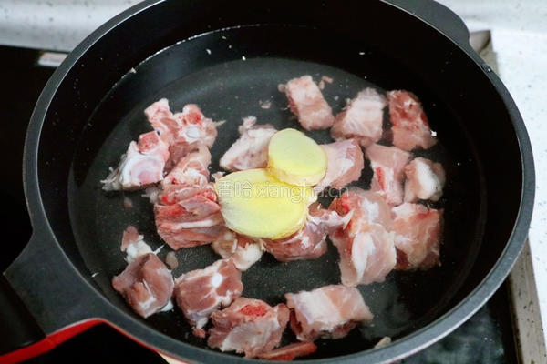 莲藕玉米胡萝卜排骨汤的做法图解3