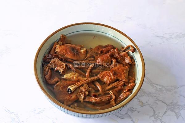 茶树菇炖鸡汤的做法图解2