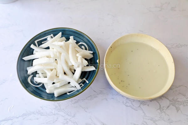 椰子鲜鸡汤的做法图解2