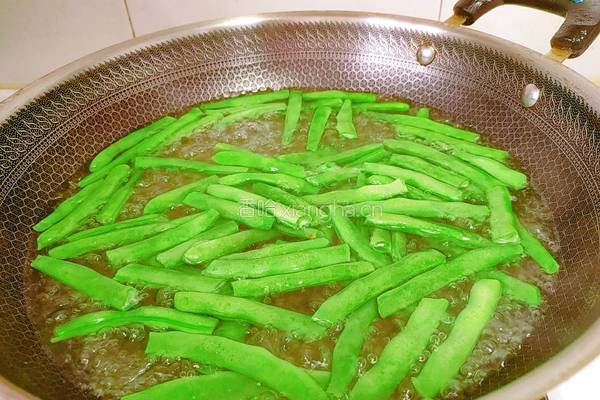 茶树菇炒四季豆的做法图解4