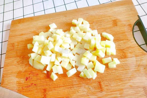 豌豆胡萝卜炒土豆的做法图解4