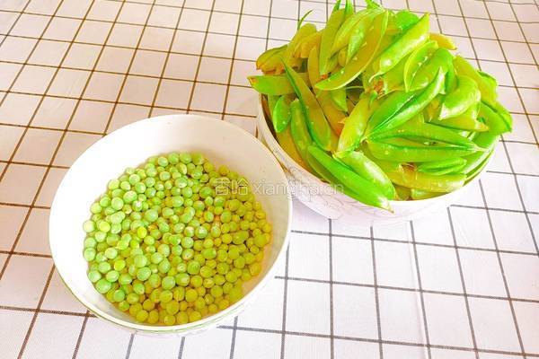 豌豆胡萝卜炒土豆的做法图解3