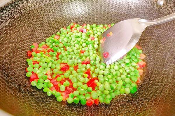 豌豆胡萝卜炒土豆的做法图解8