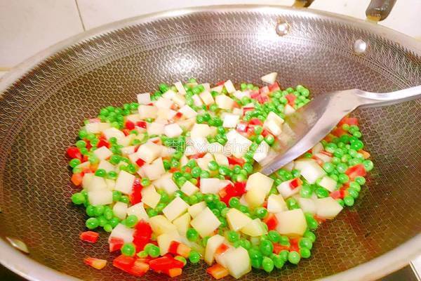 豌豆胡萝卜炒土豆的做法图解10