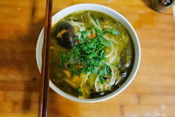 香菇鸡丝酸菜米线