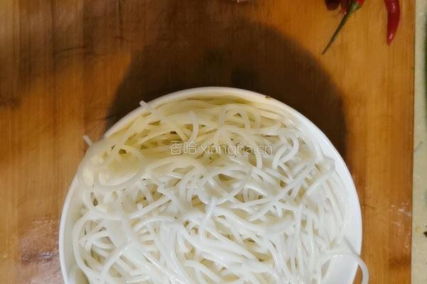 香菇鸡丝酸菜米线的做法图解1