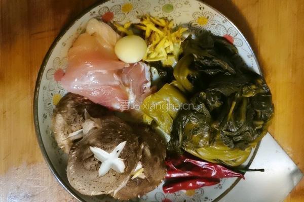 香菇鸡丝酸菜米线的做法图解2