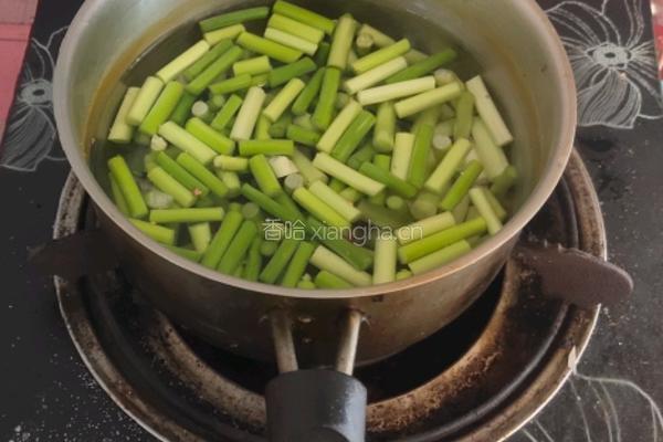 蒜薹鸡蛋炒木耳的做法图解1