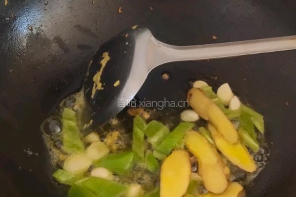 蒜薹鸡蛋炒木耳的做法图解4