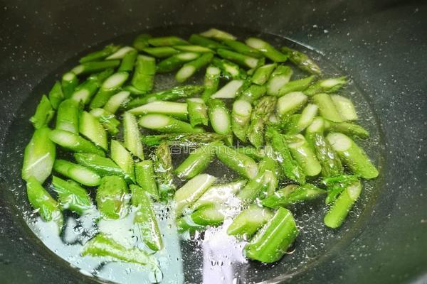 芦笋炒鸡蛋的做法图解6