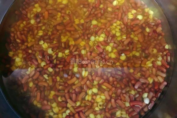 红豆薏米鸡脚汤的做法图解1