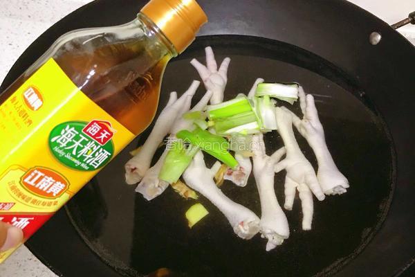 红豆薏米鸡脚汤的做法图解2