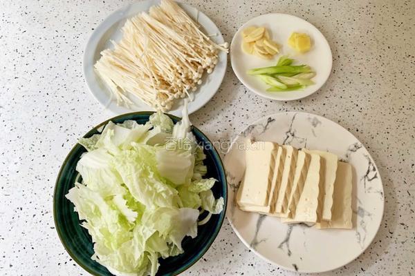 白菜豆腐煲的做法图解2