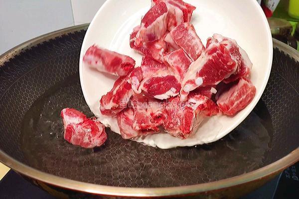 排骨炖玉米的做法图解1