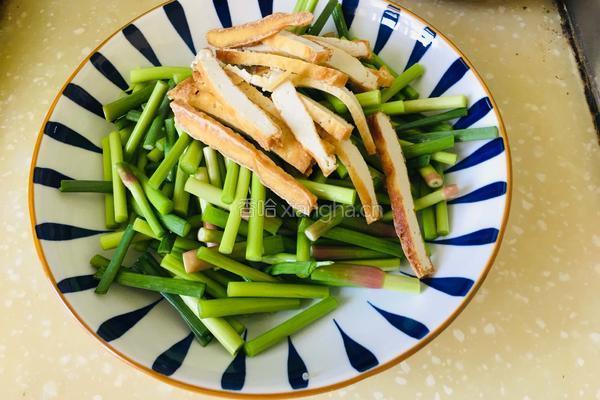 蒜苔豆干炒肉丝的做法图解1