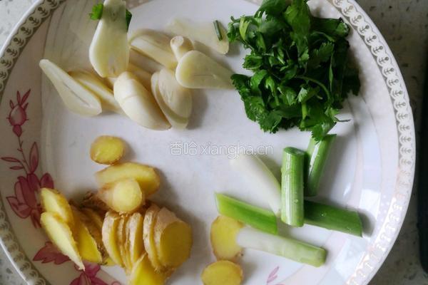 香菇腐竹炖鸡翅根的做法图解1