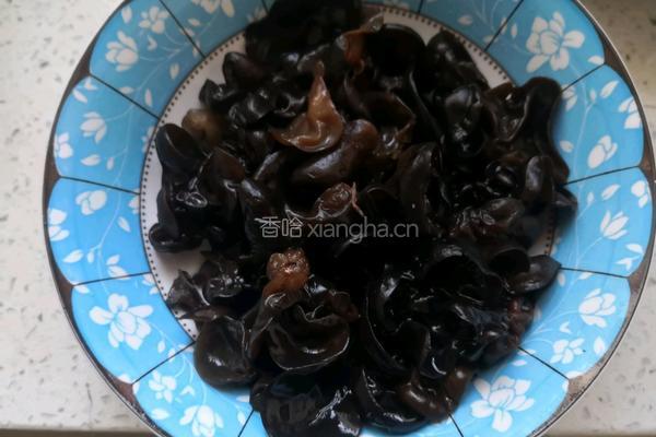 香菇木耳炖鸡的做法图解2