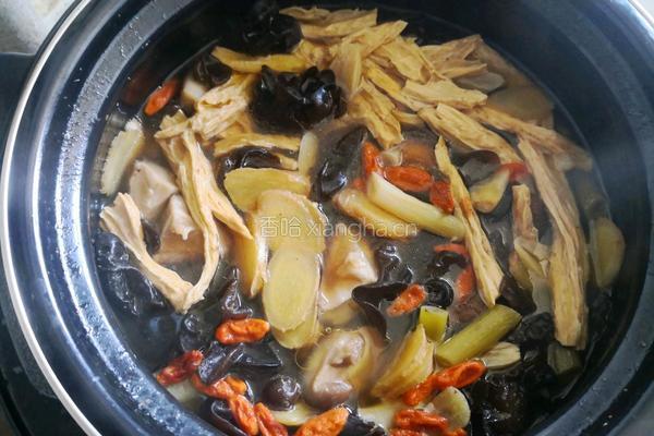 香菇腐竹炖鸡翅根的做法图解8