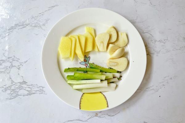 香菇炖鸡腿的做法图解3