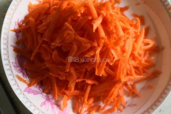 青椒胡萝卜炒土豆丝的做法图解2