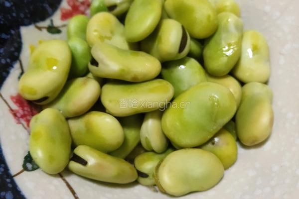 韭菜炒蚕豆的做法图解1