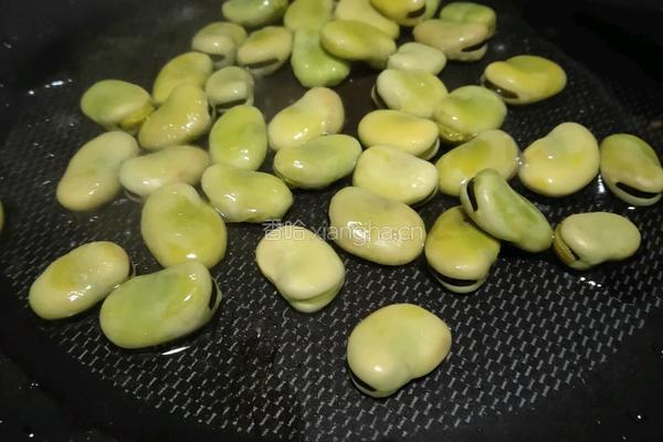 韭菜炒蚕豆的做法图解2
