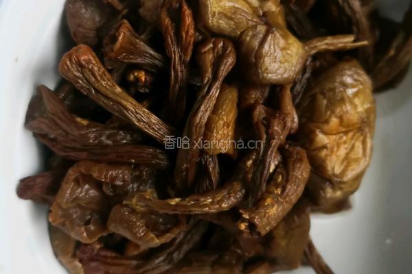 香菇木耳炖鸡的做法图解4