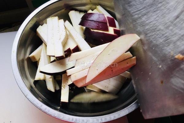 西红柿炒茄子的做法图解1