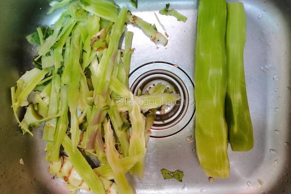 木耳炒莴笋的做法图解2