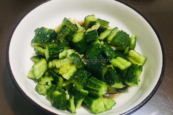 炝拌蒜蓉黄瓜的做法图解7