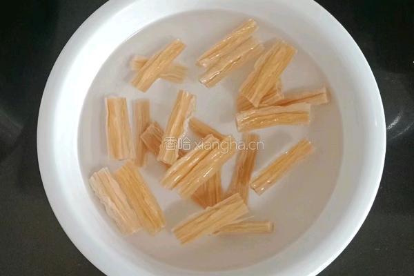 莲藕腐竹炒肉片的做法图解1