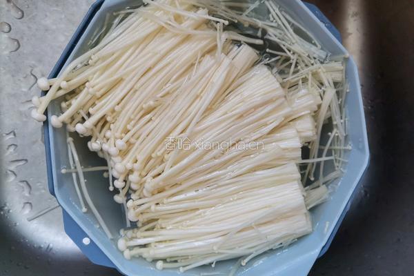 蒜蓉锡纸金针菇的做法图解2
