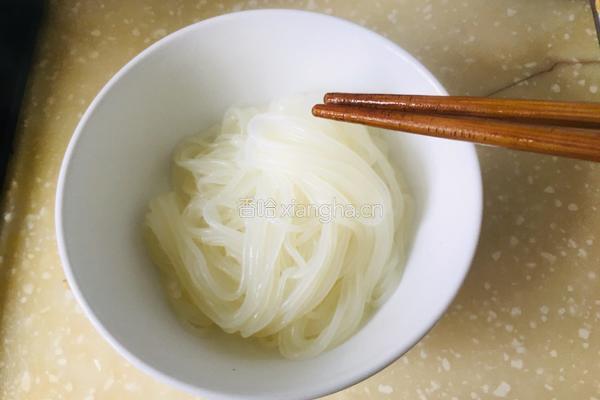 牛肉原汤米粉的做法图解3