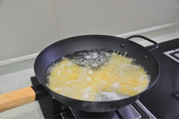 蒜香辣味海鲜意面的做法图解8