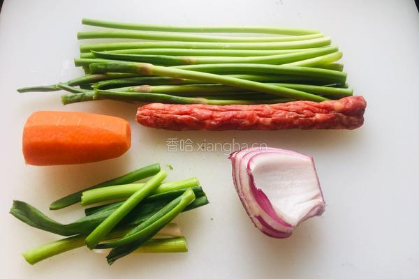 香肠炒米饭的做法图解1