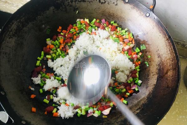 香肠炒米饭的做法图解6