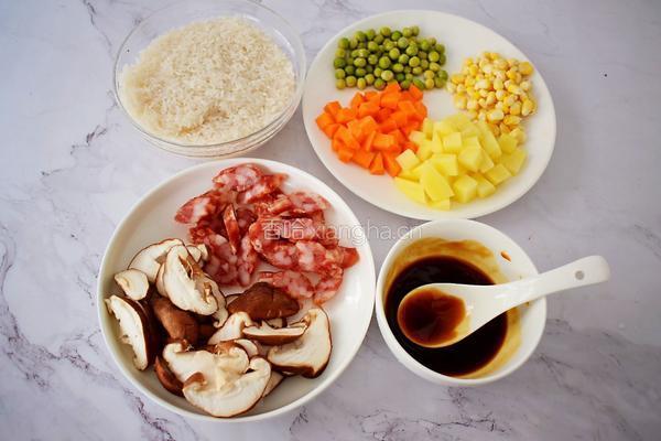 土豆腊肠焖饭的做法图解2
