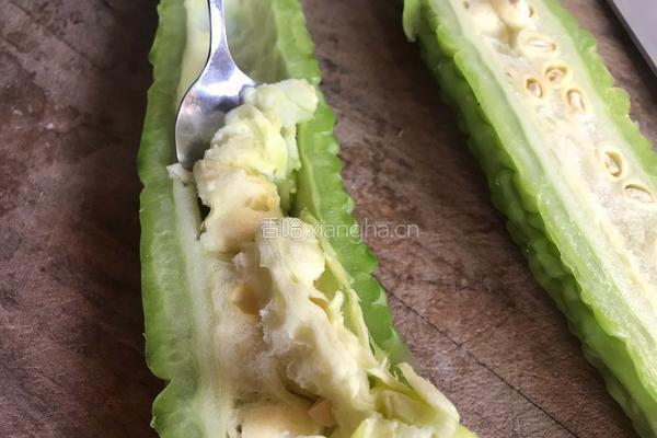 苦瓜鸡蛋摊饼的做法图解1