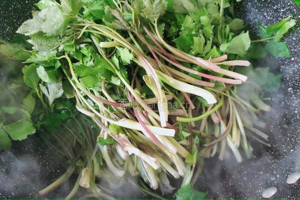 豆腐干丝炒野芹的做法图解2