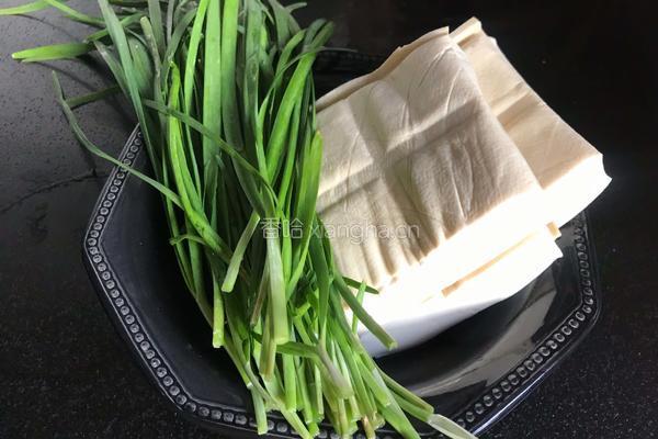 韭菜烧豆腐的做法图解1
