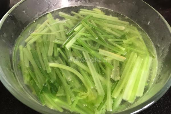 虾皮拌芹菜的做法图解10