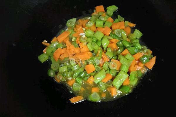 胡萝卜炒豆子的做法图解5