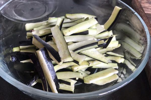凉拌黄瓜茄子的做法图解1