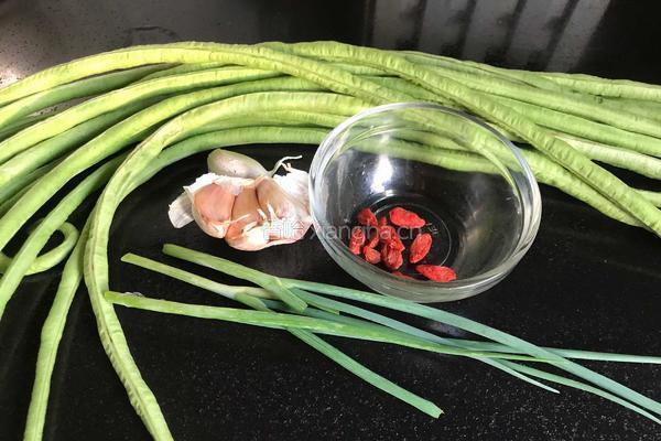 蒜香豆角的做法图解1