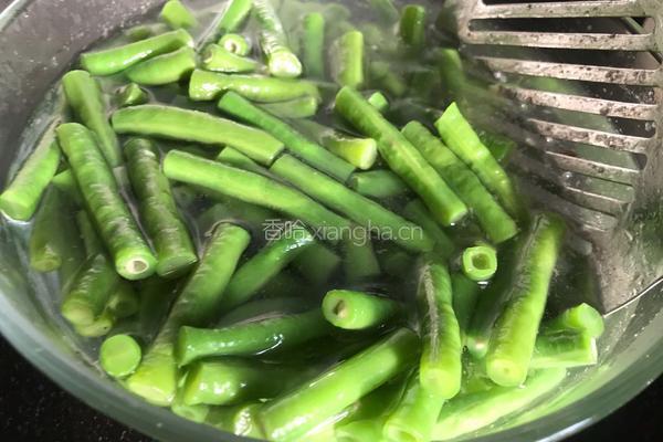 蒜香豆角的做法图解8