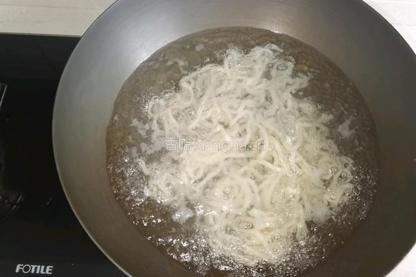 肉丝炒乌冬的做法图解1